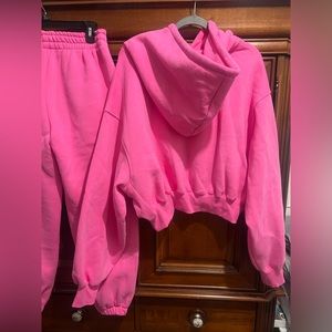 Women’s relaxed pink sweatsuit